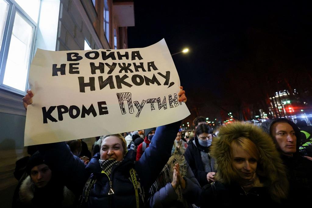 Tantissime le persone in piazza a San Pietroburgo come a Mosca. Sullo striscione si legge: Nessuno vuole la guerra tranne Putin - Reuters