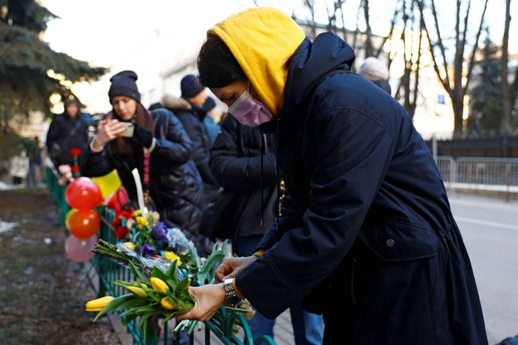 Una donna davanti all'ambasciata ucraina a Mosca, in Russia, ha depositato dei fiori dopo che si è avuta la conferma dell'invasione russa oltre i confini ucraini. - Reuters