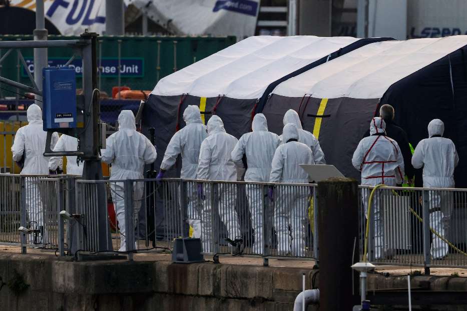 La polizia scientifica arriva alla marina di Dover, per ispezionare i corpi dei migranti morti nella traversata dalla Francia