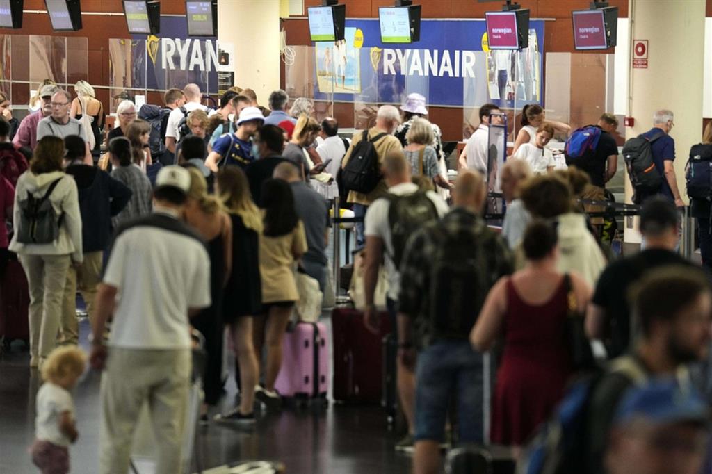 Caos negli aeroporti europei a causa degli scioperi per migliori condizioni di lavoro