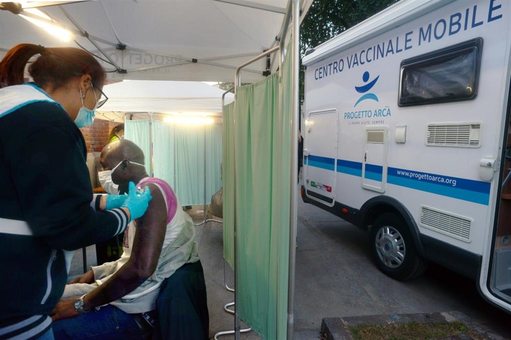 Un Centro vaccinale mobile per i senza dimora a Milano