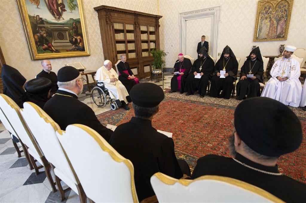Il Papa con un gruppo di giovani sacerdoti e monaci delle Chiese ortodosse orientali