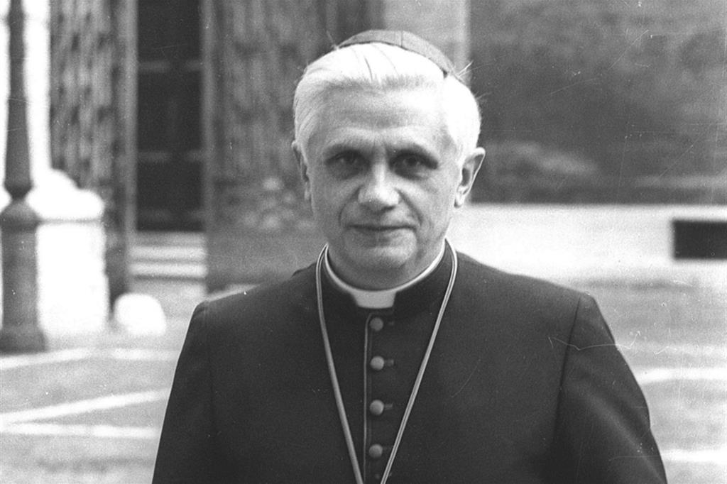 L'allora cardinale Ratzinger in Vaticano in una foto del luglio 1980