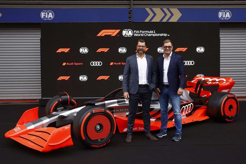 Oliver Hoffmann e Markus Duesmann con la nuova Audi F1