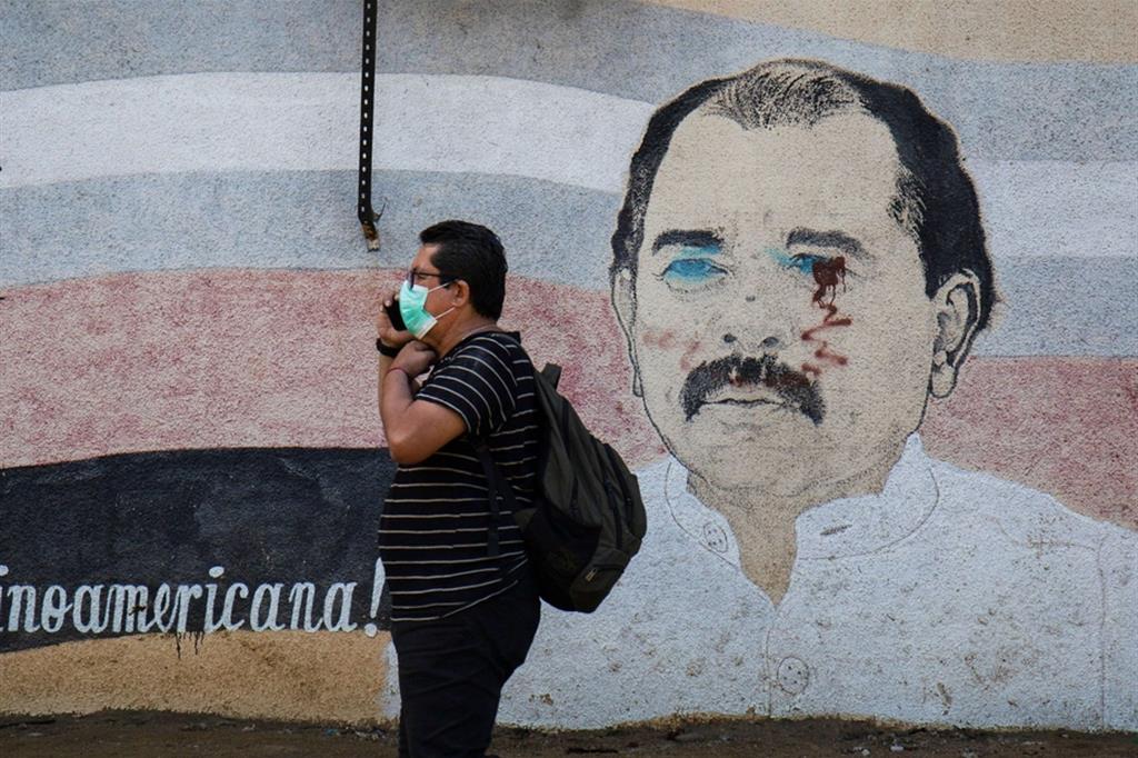 Un mural di Ortega sfigurato dal dissenso a Managua
