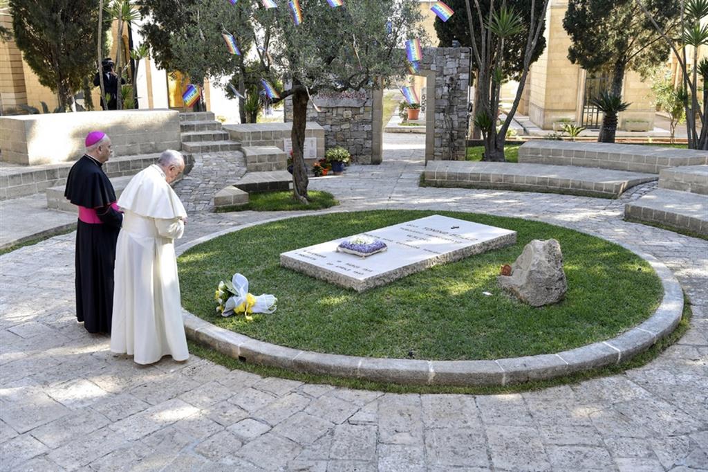 Papa Francesco sulla tomba del vescovo Tonino Bello, il 20 aprile 2018