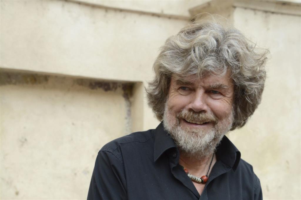 Reinhold Messner, il primo alpinista al mondo a conquistare tutti gli “8mila”, ben 14, in un'immagine d'archivio
