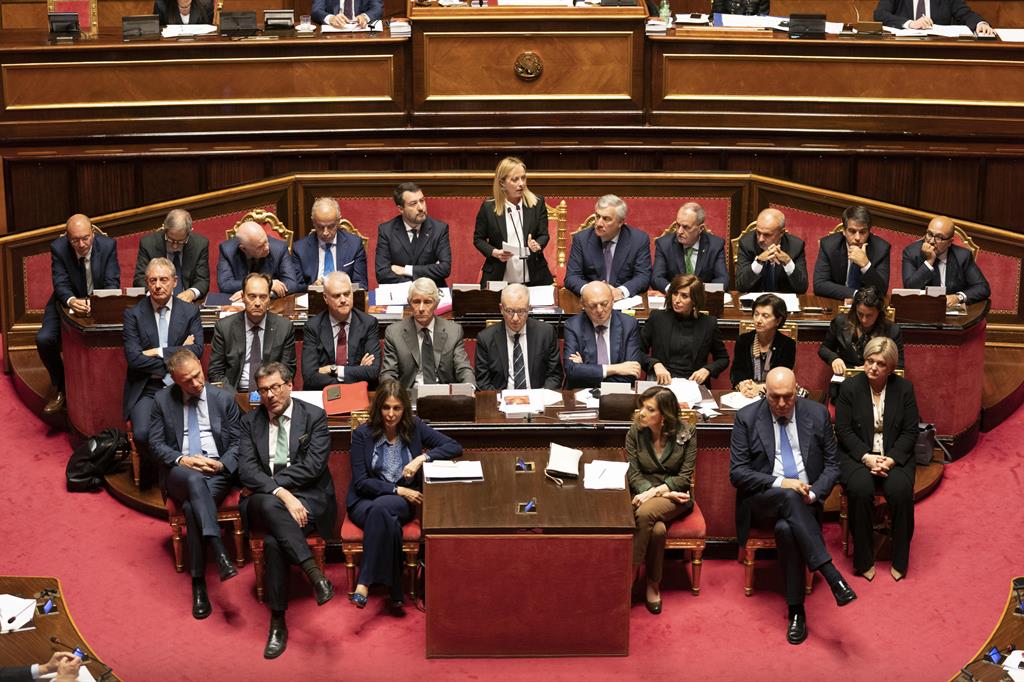 La presidente del Consiglio, Giorgia Meloni, attorniata dai suoi ministri durante il dibattito al Senato