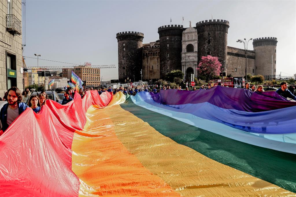 Giovani manifestanti per la pace ieri in corteo a Napoli, dove è stata srotolata, nei pressi di Piazza del Plebiscito, un’enorme bandiera arcobaleno