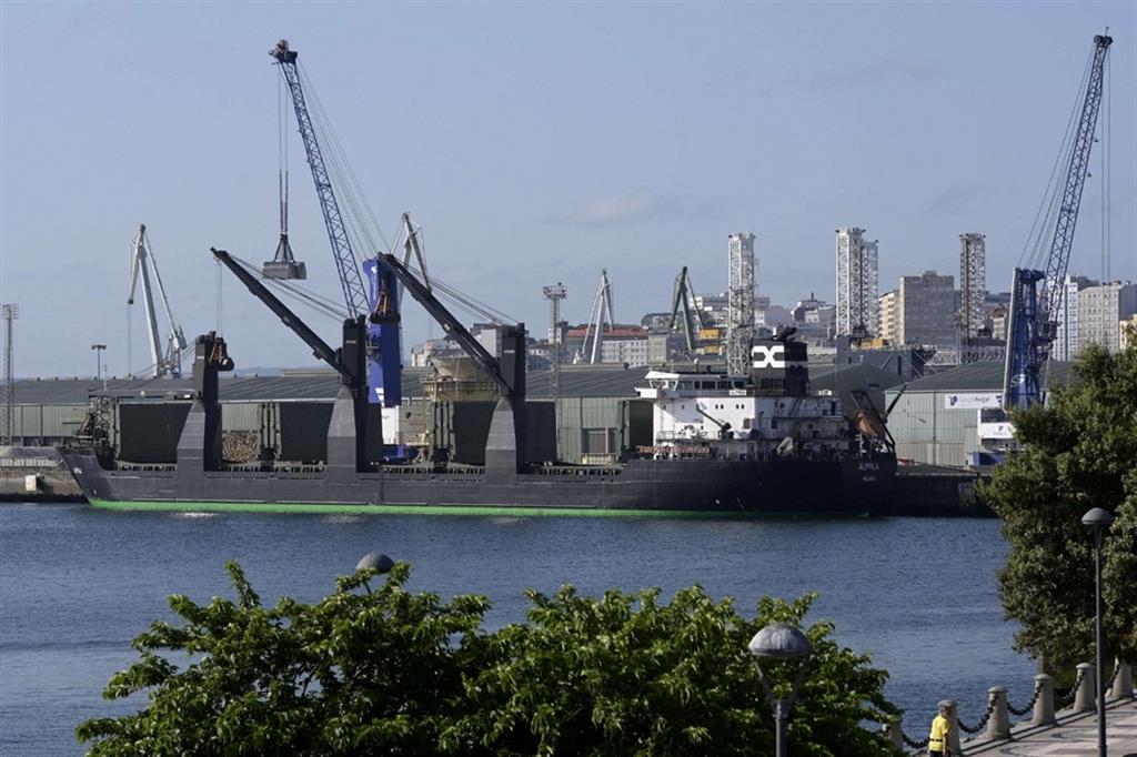 Il cargo finlandese Alppila attraccato nel porto spagnolo di La Coruña con ilc arico di mais dall'Ucraina