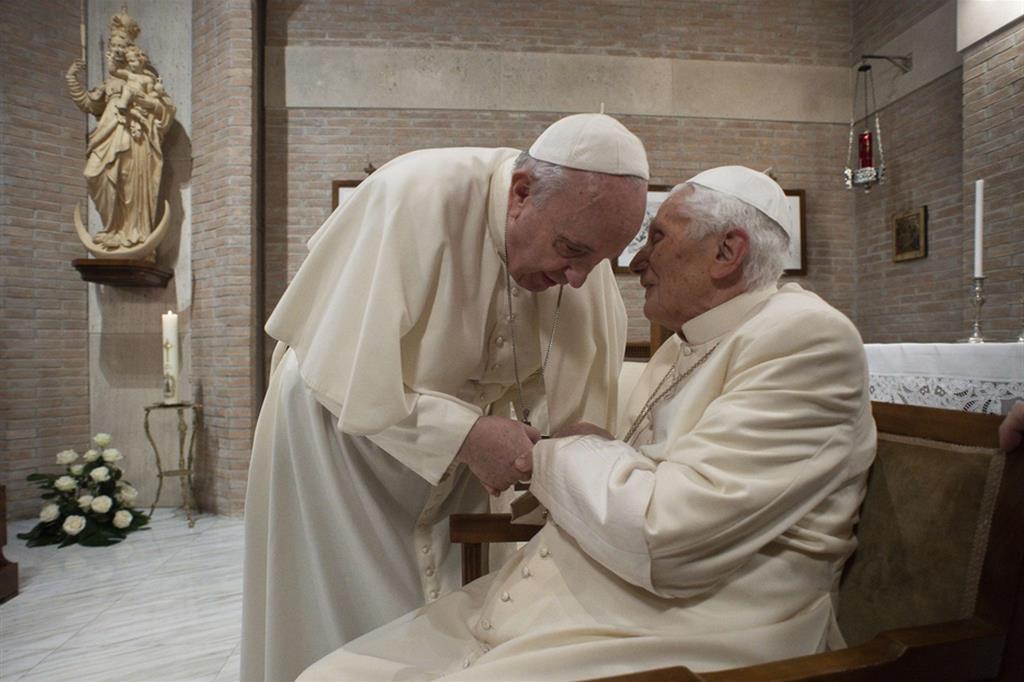 Papa Francesco con il papa emerito Benedetto XVI in un'immagine d'archivio
