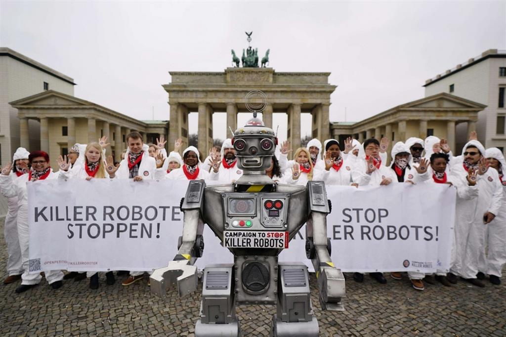 Una manifestazione, alla porta di Brandeburgo a Berlino, per fermare i “robot killer”