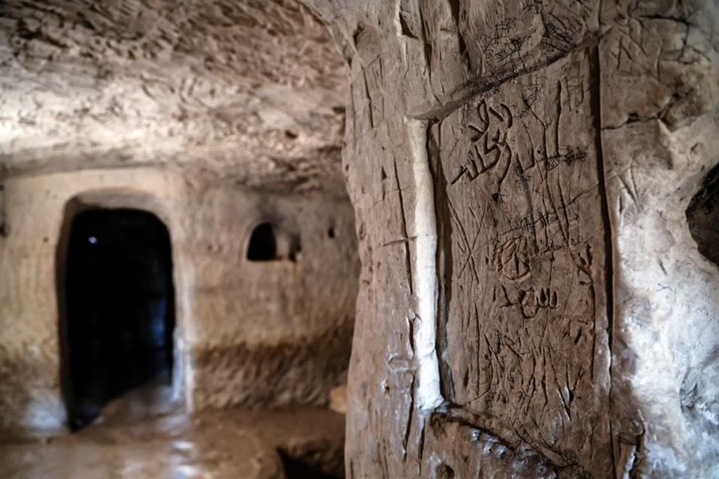 Iscrizioni lasciate dai pellegrini sono visibili sulla parete di una grotta che, secondo l'Autorità israeliana per le antichità, è la grotta sepolcrale di 2000 anni fa della levatrice di Gesù, Salomè, nella foresta di Lachish, in Israele.
