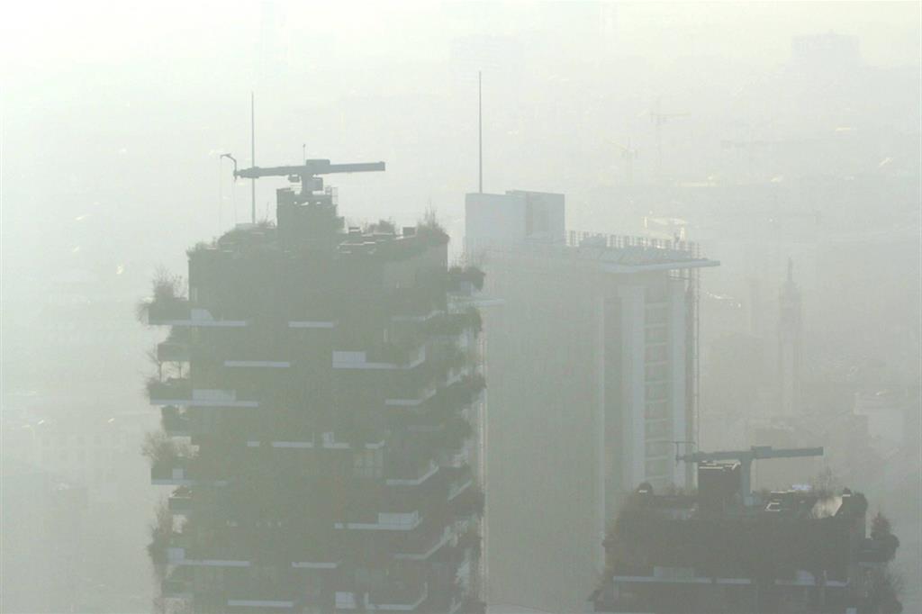 Palazzi di Milano avvolti nello smog. Foto di repertorio