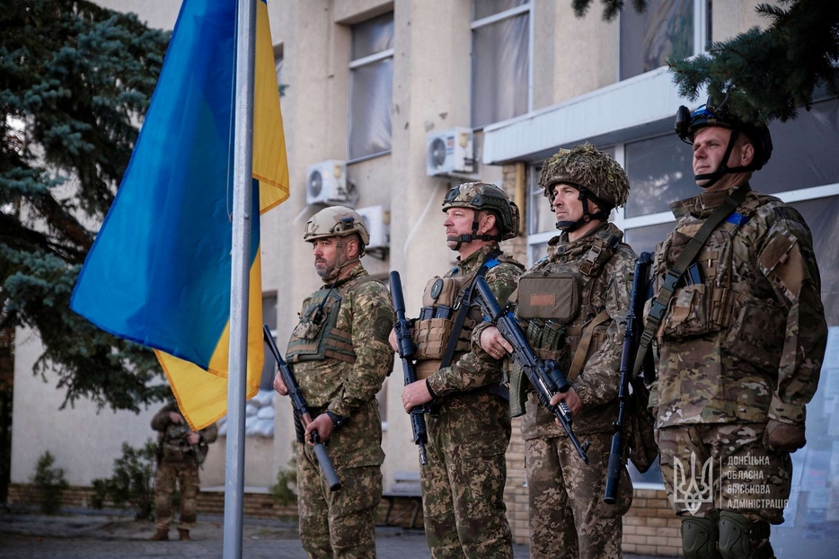 La bandiera ucraina oggi è stata ufficialmente innalzata sulla città di Lyman nel Donetsk, liberata nei giorni scorsi
