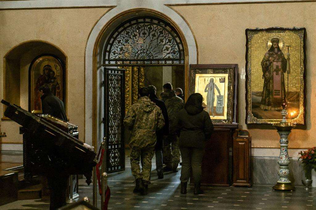 Agenti dei servizi ucraini perquisiscono il monastero delle Grotte a Kiev, il 22 novembre