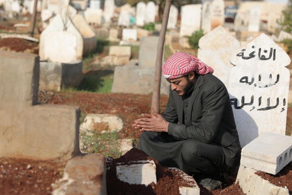 Mohamad Al-Hassan sulla tomba della figlia Fatima, morta neonata di 7 giorni per il freddo. La foto è del 2 febbraio di quest'anno, siamo nella regione di Idlib in Siria
