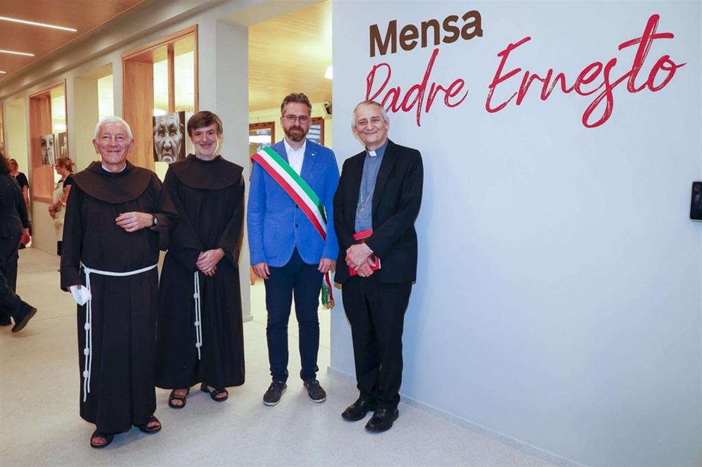 L'arcivescovo Zuppi e il sindaco Lepore, assieme ai padri francescani, all'inaugurazione della mensa