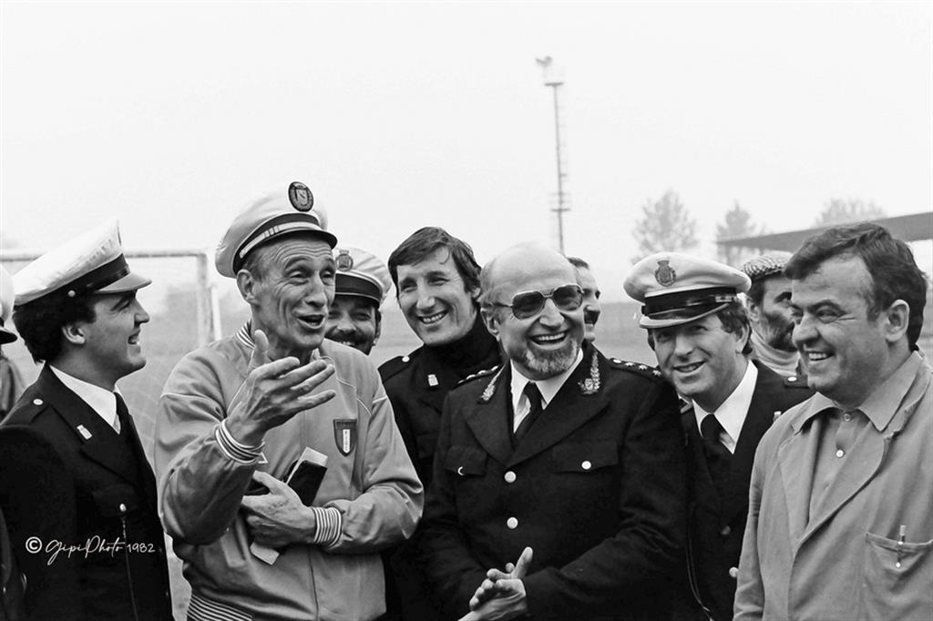1982: Enzo Bearzot con i vigili di Segrate
