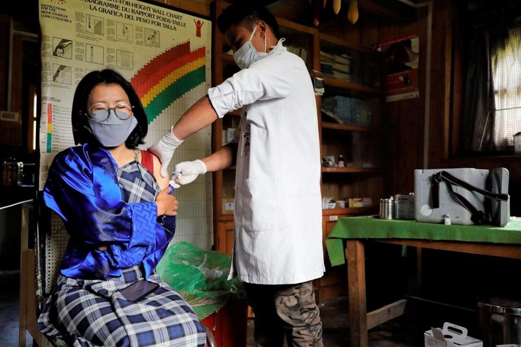 La vaccinazione anti-Covid in un villaggio del Bhutan