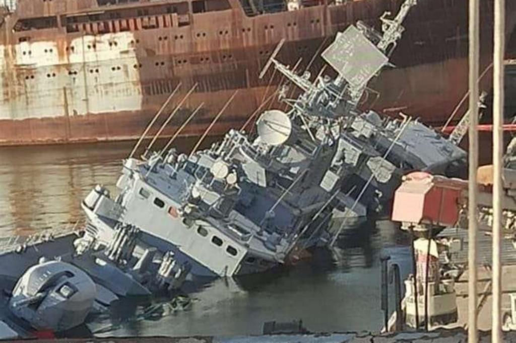 Una nave militare ucraina auto-affondata nel porto di Odessa