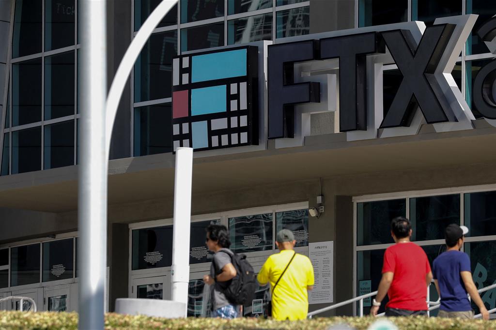 Il logo di FTX davanti al palazzetto dello sport di Miami, una delle grandi sponsorizzazioni della società
