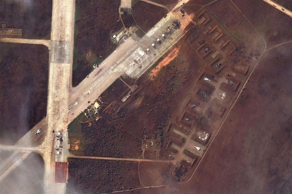 Dal satellite. La base aerera russa di Saki a Novofedorivka, in Crimea, colpita dagli ucraini
