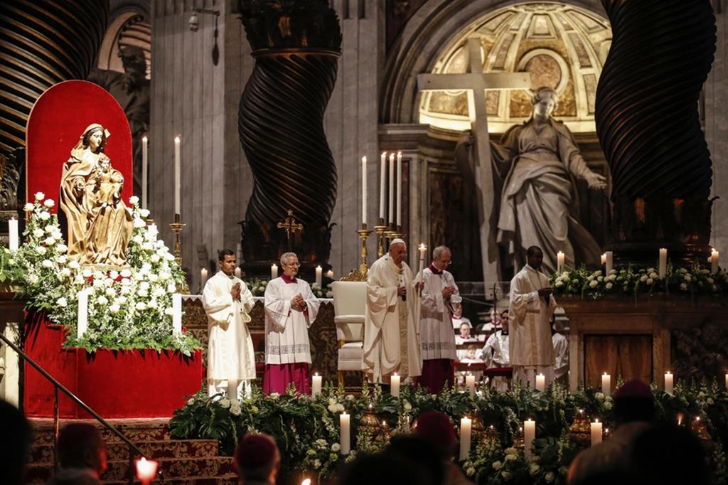Papa Francesco durante una celebrazione in San Pietro davanti all'immagine della Madonna