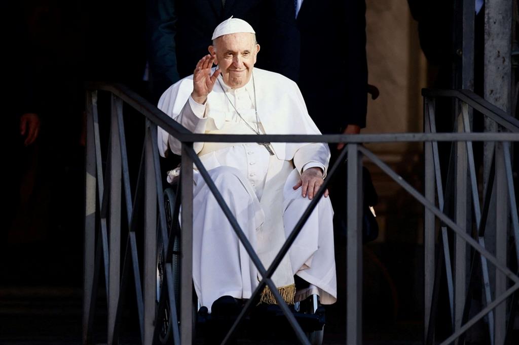 Papa Francesco saluta i fedeli al termine del Rosario per la pace a Santa Maria Maggiore