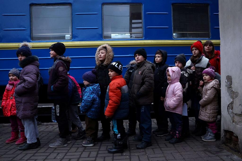 Un gruppo di bambini evacuati dall'orfanotrofio di Zaporizhzhia salgono a bordo di un bus per la Polonia
