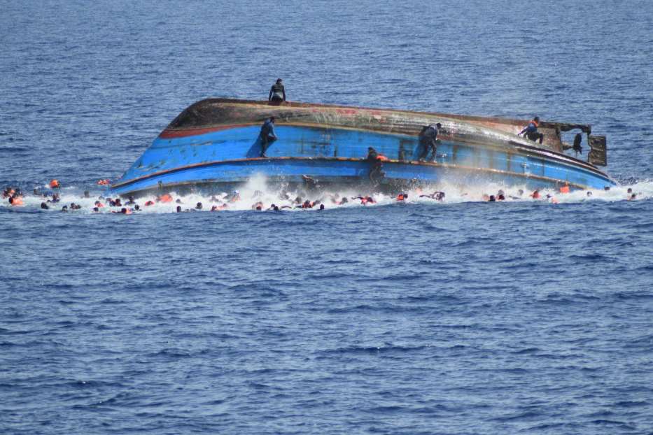 Nuovo naufragio a Lampedusa. Si ribalta barcone: 40 finiscono in mare
