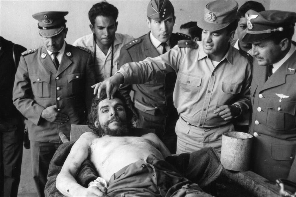 La storica foto in cui i militari boliviani mostrano il cadavere di Ernesto Che Guevara, esposto nella lavanderia dell'ospedale di Vallegrande il 10 ottobre 1967