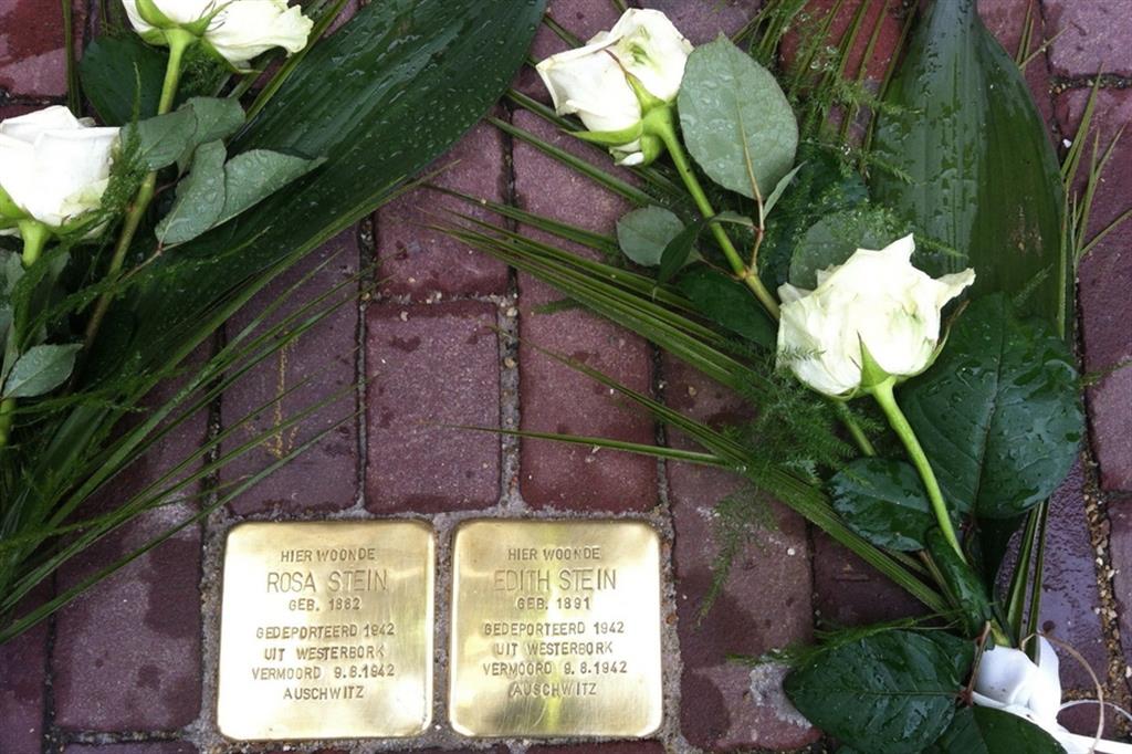 A Echt nei Paesi Bassi due pietre dinciampo ricordano il luogo da cui Edith Stein e sua sorella Rosa vennero prelevate dai nazisti per essere portate nel lager