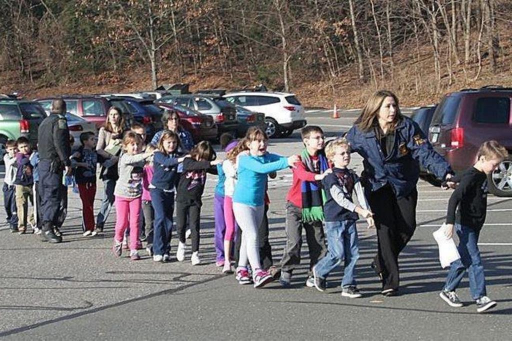 L'evacuazione della scuola elementare "Sandy Hook", nel Connecticut il 14 dicembre 2012