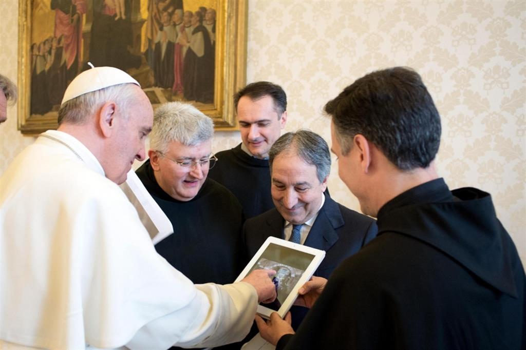 Papa Francesco riceve i frati francescani del Sacro Convento di Asisi e si collega via webcam con la tomba di San Francesco, Roma, 2 maggio 2013.