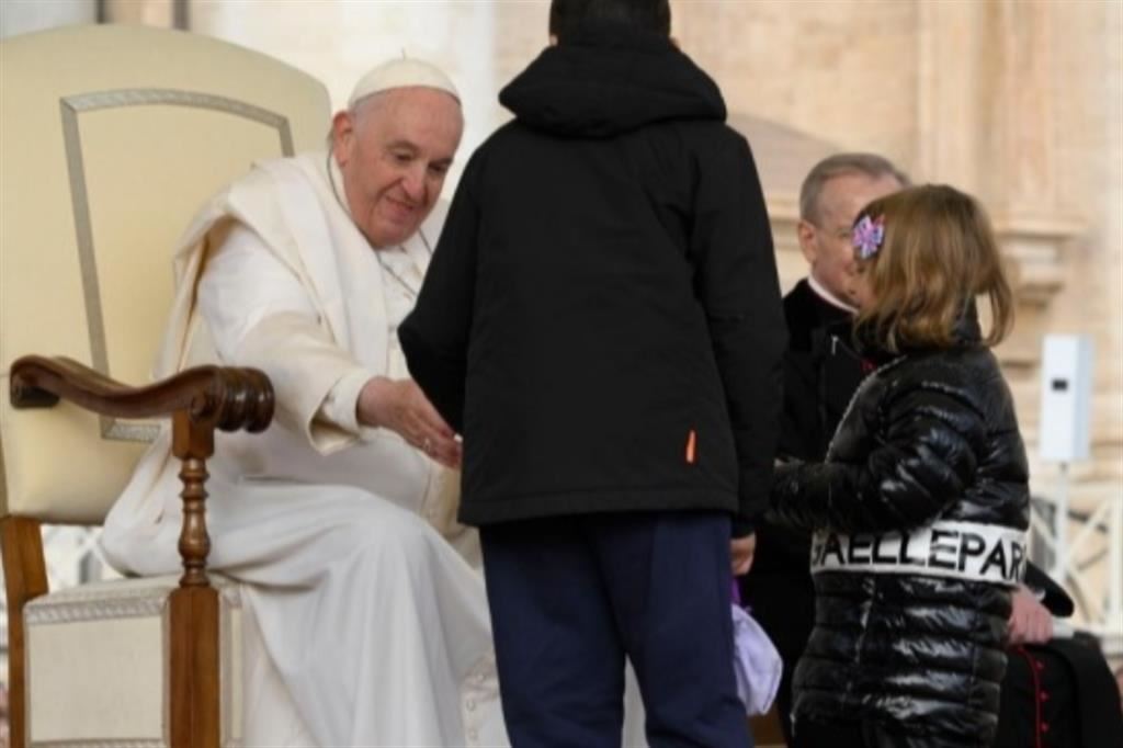 Il fuoriprogramma: Paolo torna dal Papa durante l'udienza generale