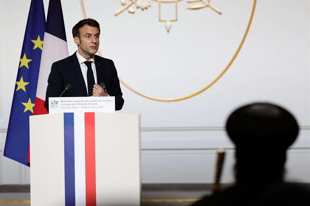 Il presidente Emmanuel Macron all'Eliseo durante l'incontro per i cristiani d'Oriente