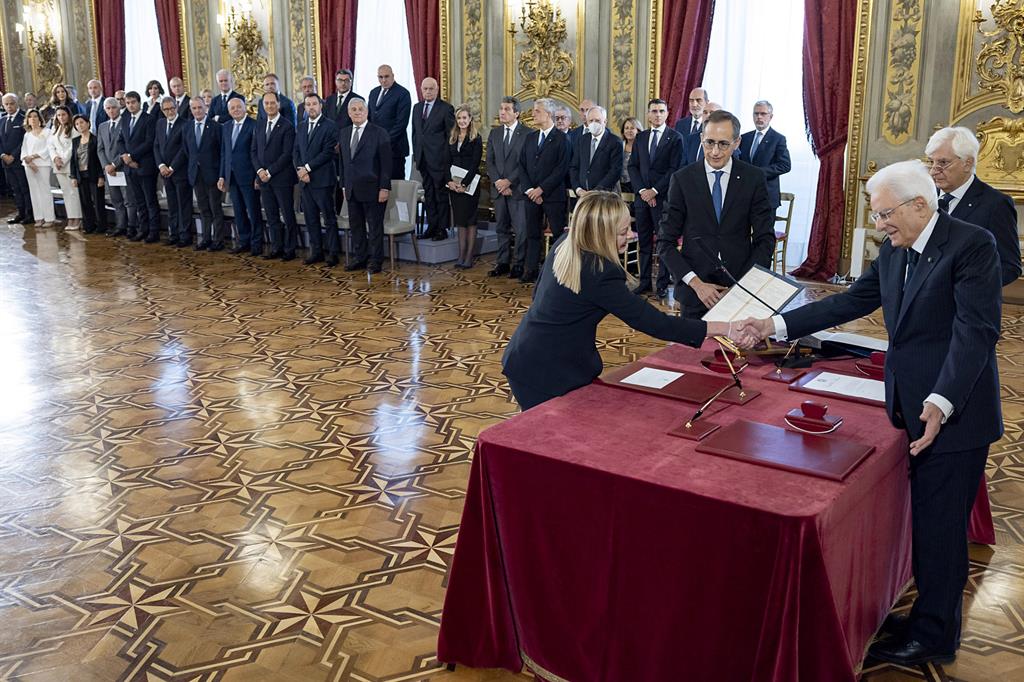 Il presidente Sergio Mattarella con Giorgia Meloni in occasione del giuramento