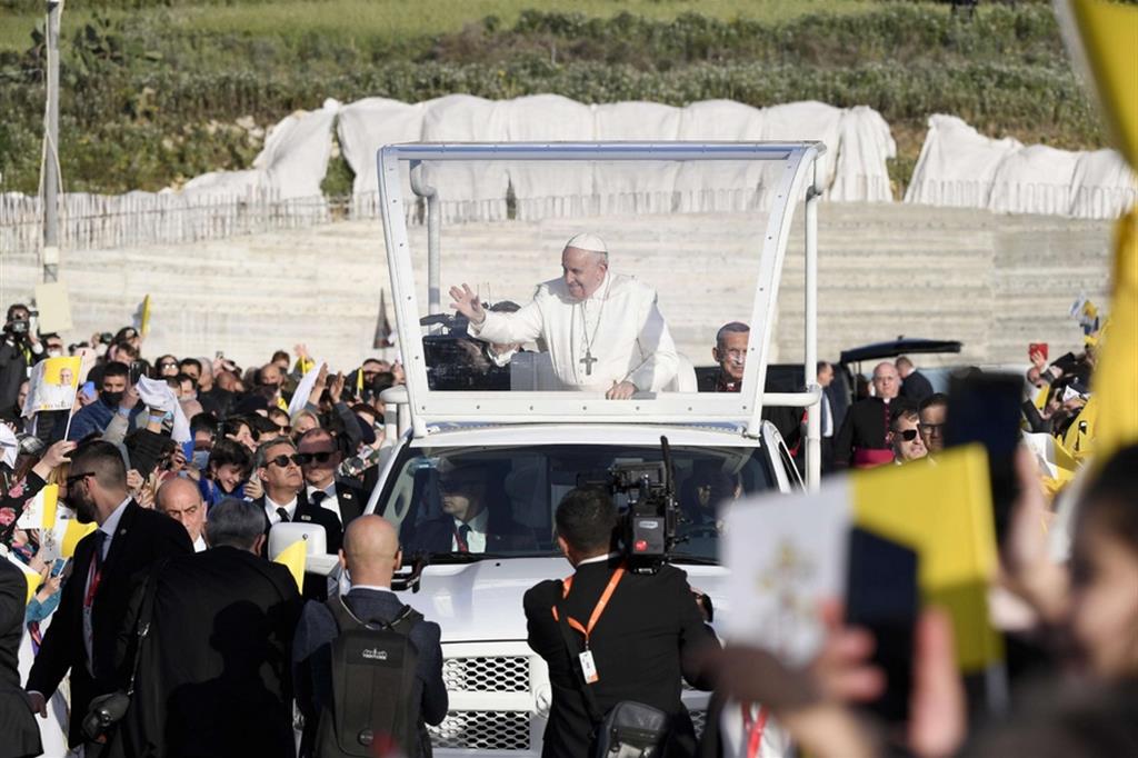 Il Papa saluta i fedeli giunti al santuario mariano di "Ta' Pinu" a Gozo