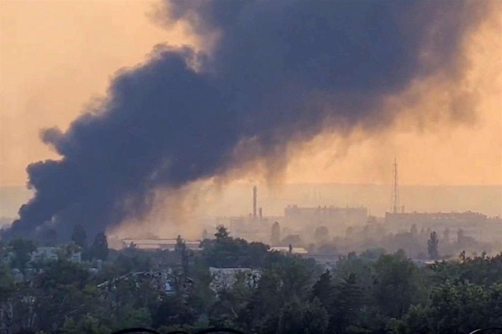 Il fumo degli incendi si alza dallo stabilimento Azot di Severodonetsk, Ucraina, dopo un bombardamento da parte delle forze assedianti russe