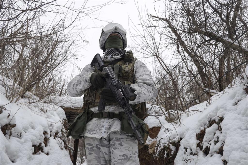 Un militare ucraino nel villaggio di Avdiivka lungo la linea di separazione con la zona filo-russa di Donetsk