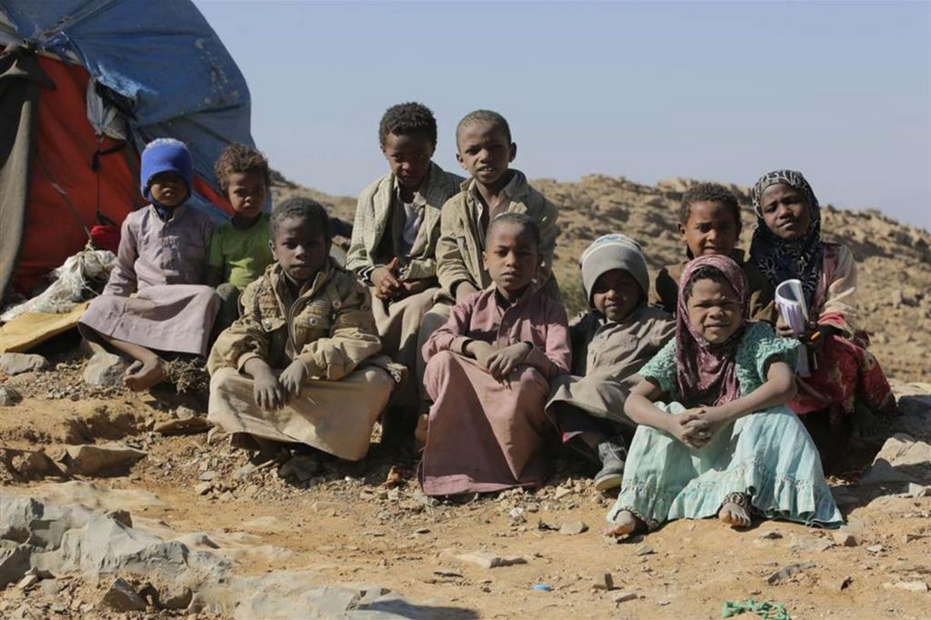 Bambiniin un campo profughi in Yemen