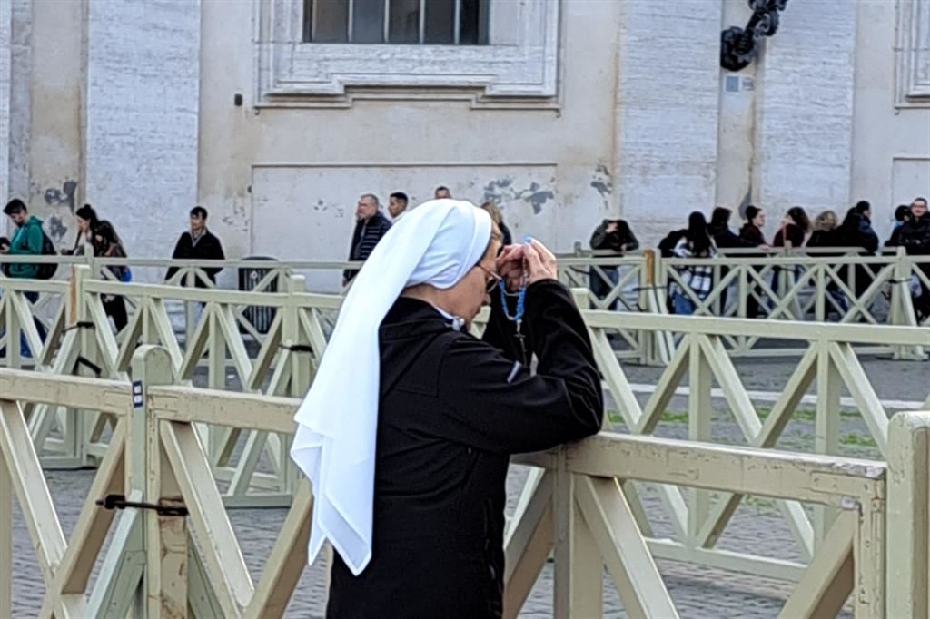 In preghiera per Ratzinger davanti al presepe in piazza San Pietro