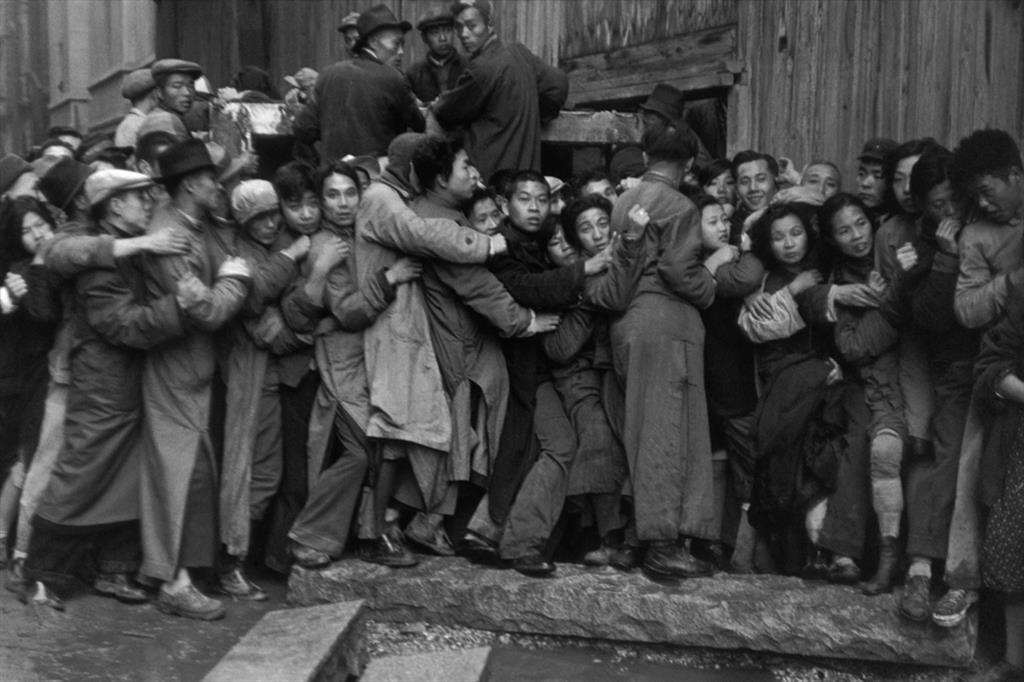 Henri Cartier Bresson, "Alla fine della giornata, la gente in coda spera ancora di poter acquistare oro". Shanghai, 23 dicembre 1948