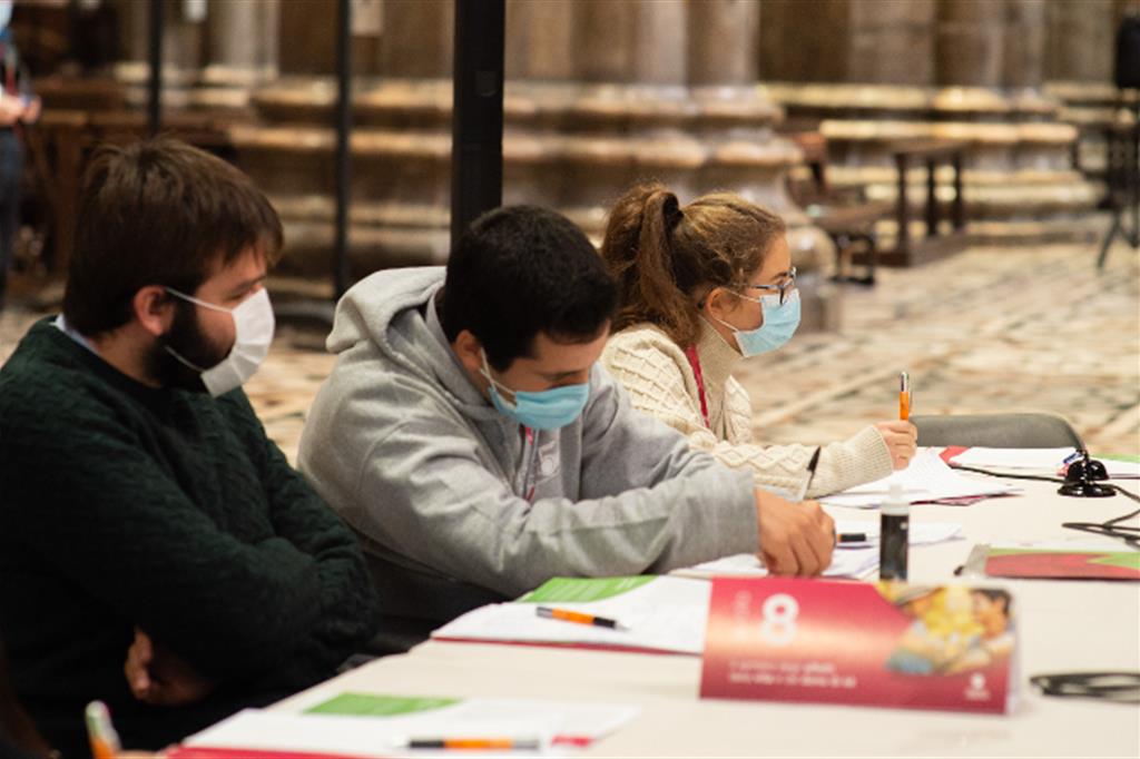 Giovani impegnati nell'iniziativa "Giovani e Vescovi", il 6 novembre 2021 nel duomo di Milano