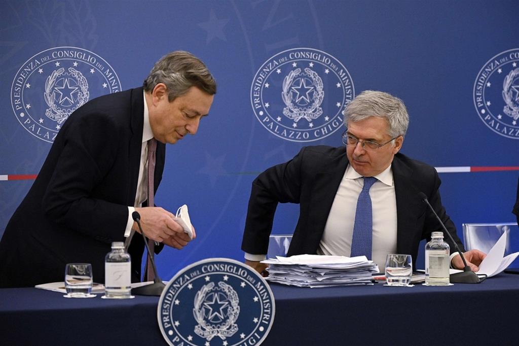 Il premier Mario Draghi con il ministro dell'Economia, Daniele Franco