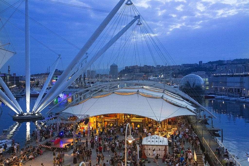 La piazza delle feste al Porto Antico di Genova sede del festival Suq giunto alla sua 24ma edizione