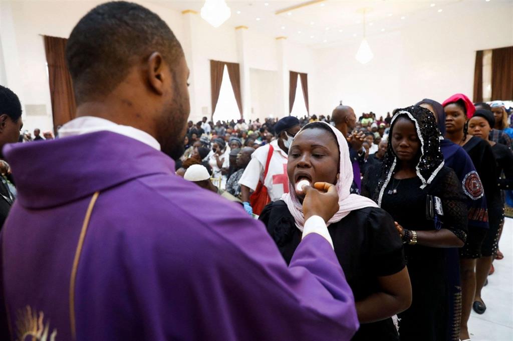 Messa di commemorazione delle vittime della strage di Pentecoste nella chiesa di San Francesco Saverio a Owo in Nigeria