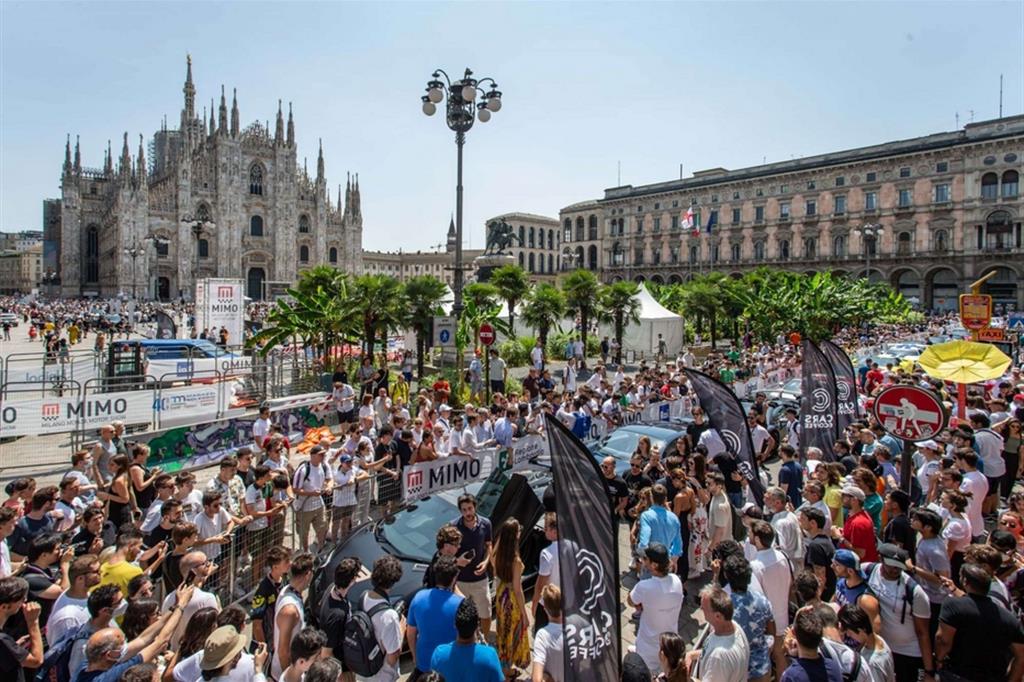 La folla in Piazza Duomo a Milano per l'esposizione delle vetture di MIMO 2022