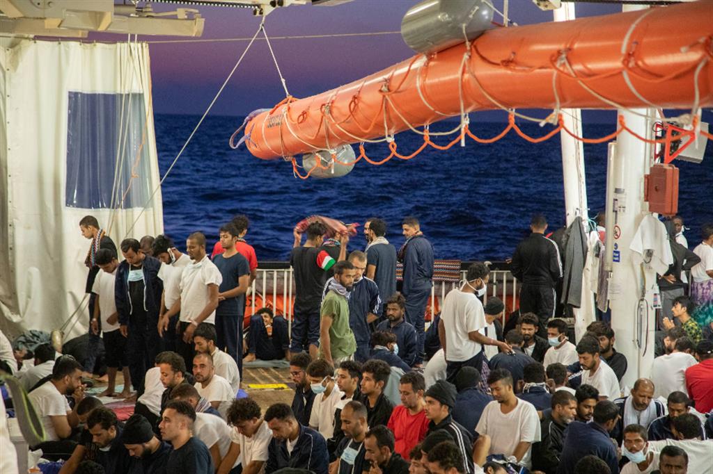 Sulla nave Geo Barents dei Medici senza frontiere (Msf), a sud-est della Sicilia in attesa dell'assegnazione di un porto, ci sono 572 migranti di cui 66 minori